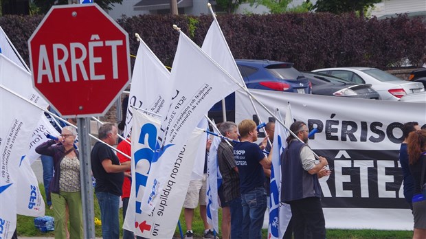 La SCFP-Québec manifeste devant le Georgesville dans le cadre du caucus du Parti libéral