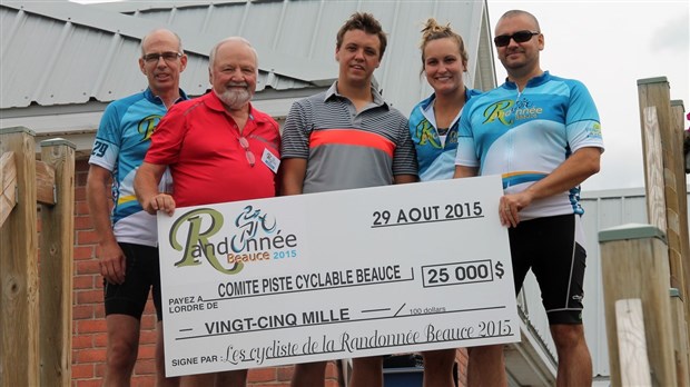 La « Randonnée Beauce 2015 » avec Marie-Philip Poulin permet d'amasser 25 000 $ pour la piste cyclable