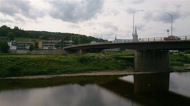 EN BREF | Un homme se blesse gravement en chutant du pont de Beauceville
