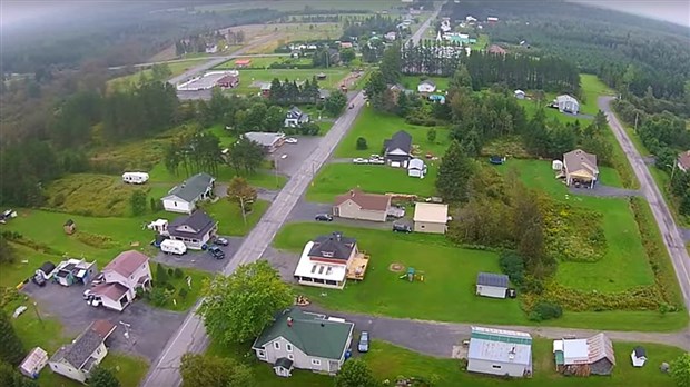 Normand DeLessard présente des images aériennes de Saint-René