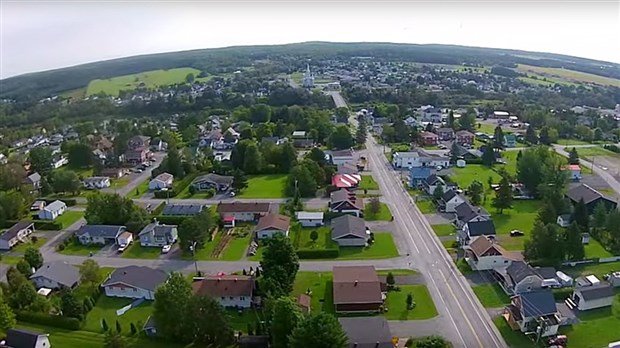 Normand DeLessard présente des images aériennes de Saint-Martin