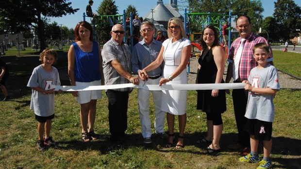 Une cour d’école rénovée pour les élèves de l’école L’Aquarelle de Saint-Bernard