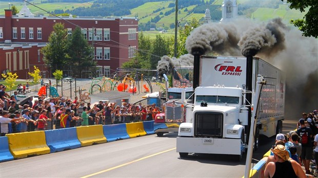 Les courses de camion de Saint-Joseph attirent des milliers de spectateurs
