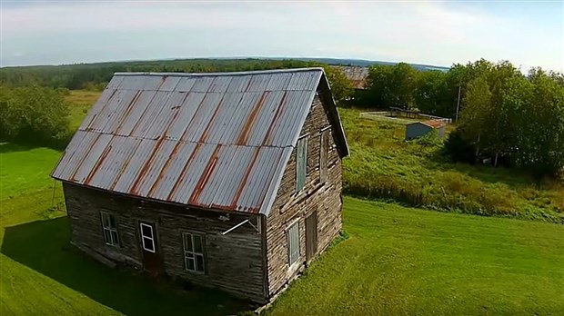 Normand DeLessard effectue la visite d’une maison ancestrale entre Saint-Benjamin et Saint-Simon