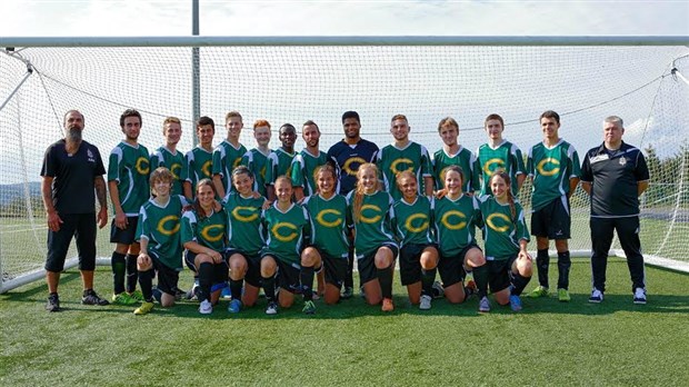 Les Condors sont invaincus au premier tournoi de soccer mixte