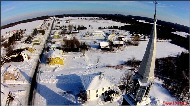 Normand DeLessard effectue la  visite de l’église de Saint-Alfred