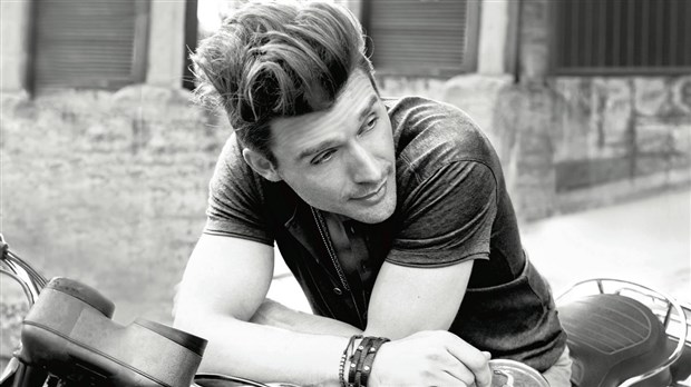 Le premier album « Don’t Look Back » de Robby Johnson connaît un fort succès