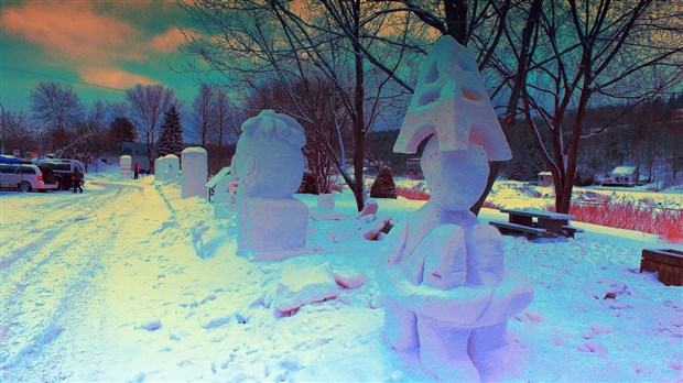 Normand DeLessard présente les sculptures sur neige de Beauceville