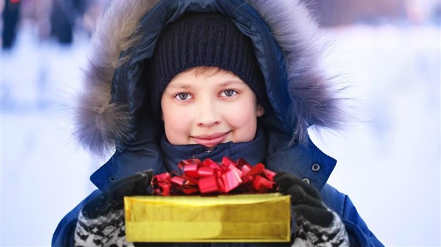 Sapin-cadeaux récidive pour une quatrième année en offrant un cadeau pour Noël aux enfants démunis