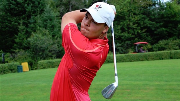 Adam Poulin aide l'équipe de golf du Rouge et Or à remporter le championnat de la RSEQ