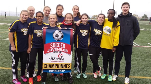 Une bannière de championnat et une médaille d'argent pour les équipes de soccer des Lynx