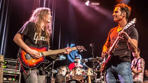 Jacob Deraps partage la scène avec Dweezil Zappa à Québec