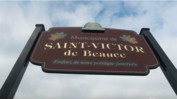 Normand DeLessard présente une visite du village de Saint-Victor