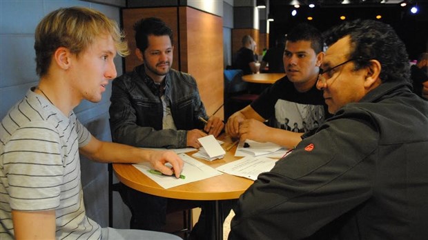Des étudiants du Cégep Beauce-Appalaches rencontrent des travailleurs latinos dans le cadre d'un échange linguistique
