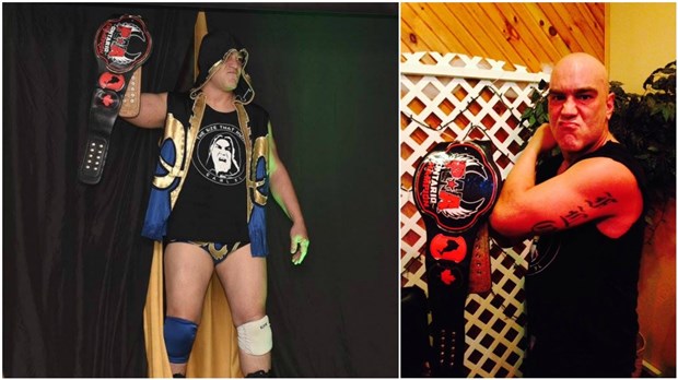 Carl XL Leduc met la main sur la ceinture de champion PWA Ontario Canada