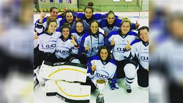 L'équipe de hockey féminin Cliche Auto Ford de Saint-Georges remporte le tournoi de Baie-Saint-Paul