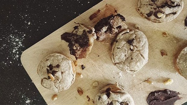 Délicieux muffins aux bananes, noix de grenoble et chocolat noir