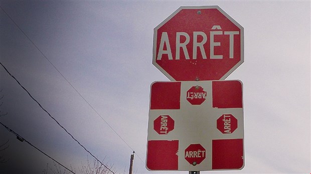Deux nouveaux panneaux d’arrêt sur la 85e Rue à Saint-Georges