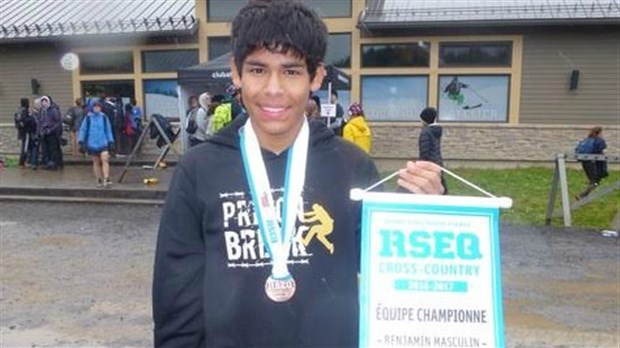 Enrique Simard remporte la médaille de bronze au Championnat provincial de cross-country