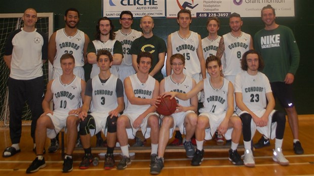 L’équipe de basketball des Condors comble un écart de 10 points pour remporter la victoire