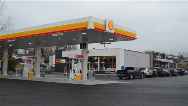 Ouverture officielle de la station-service Shell et de la Poutine d'or