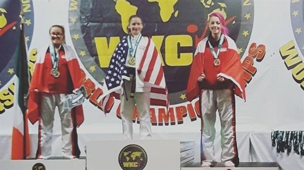 Vanessa Drouin met la main sur la médaille de bronze en kata armé créatif aux Championnats du monde WKC 2016