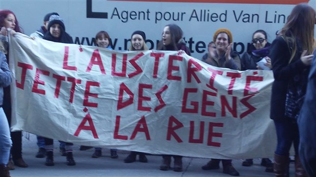 Les groupes communautaires manifestent devant plusieurs ministères