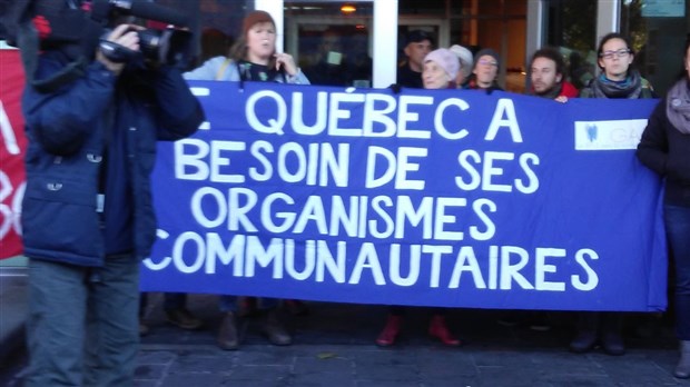 « Engagez-vous pour le communautaire » : environ 150 manifestants devant le CLE du Littoral