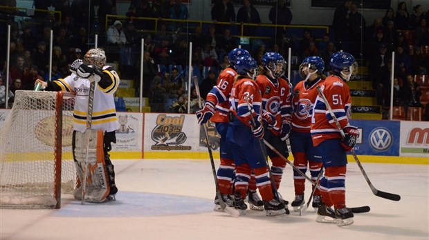 Normand DeLessard présente le premier match entre les Canadiennes et les Blades