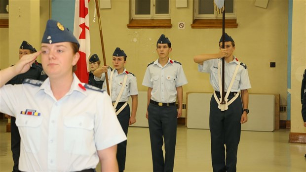 Les cadets de l'air de l'Escadron 890 souligne le Jour du Souvenir