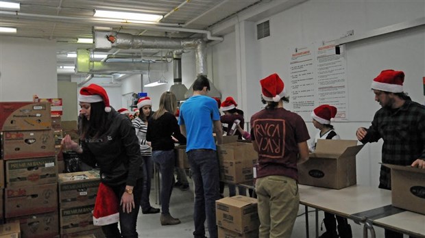 150 bénévoles confectionnent 2150 paniers de Noël pour Moisson Beauce