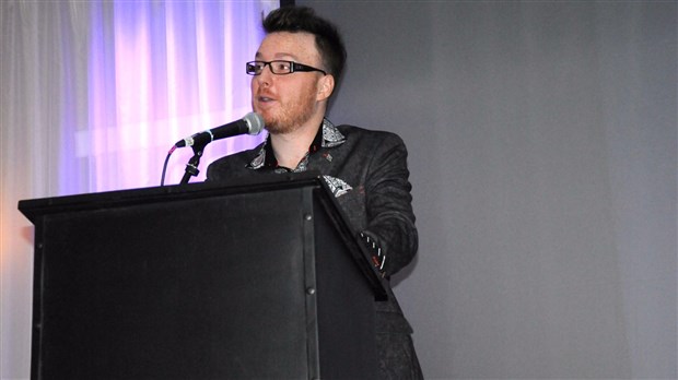 Alain Lessard présente le livre illustré pour enfants Dunort lors de son lancement