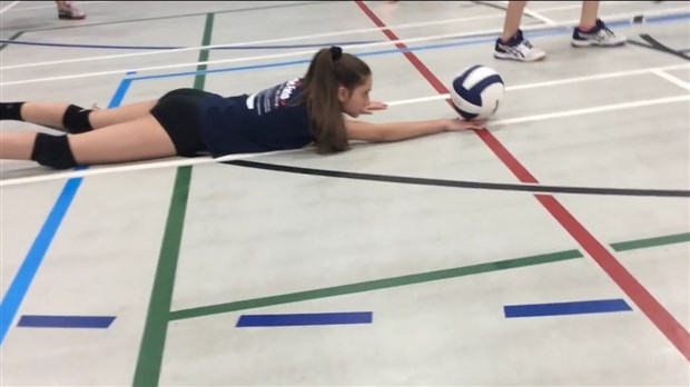 L'équipe de volleyball des Lynx de l'EJM participe au « Mannequin Challenge » de De Facto