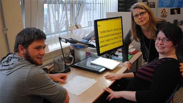 Amélie Carrier complète ses études universitaires malgré une atrophie du nerf optique