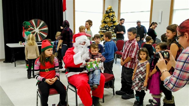 Record battu à Saint-Éphrem, où une centaine d’enfants sont venus voir le Père Noël
