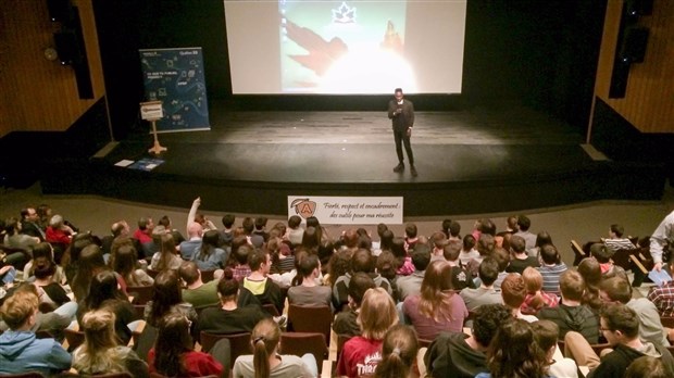 L’animateur Nicolas Ouellet sensibilise des étudiants beaucerons aux risques de l’internet