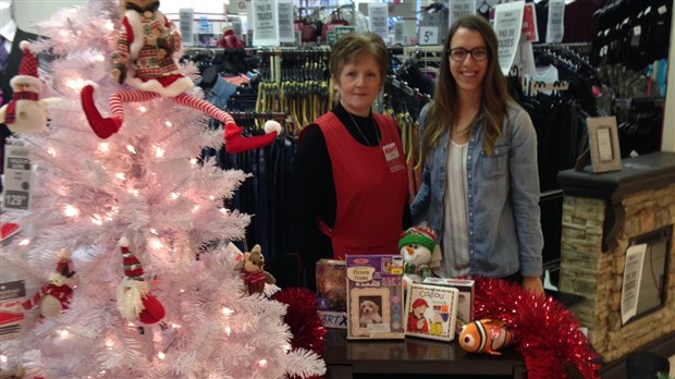 Le magasin Hart remet plus de 120 cadeaux aux membres de l'AIS