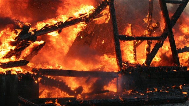 Un bâtiment agricole est la proie des flammes à Saint-Frédéric