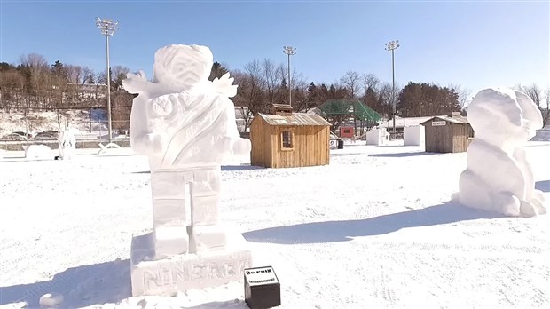 Normand DeLessard présente les sculptures sur neige de Saint-Georges