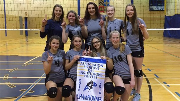 L'équipe cadette de volleyball féminin de Jésus-Marie championne