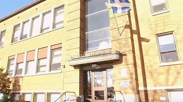 Normand DeLessard présente une vidéo d'une visite de l'école Dionne de Saint-Georges