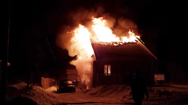 Une résidence complètement détruite par les flammes à Notre-Dame-des-Pins