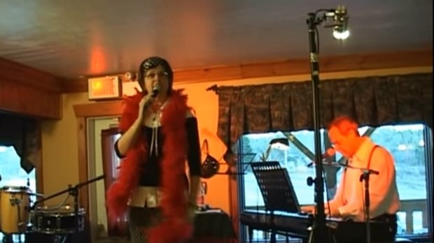 Norman DeLessard présente une vidéo sur une soirée cabaret au Domaine La Guadeloupe
