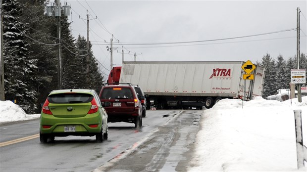 La sortie de route d'un semi-remorque ralentit la circulation sur la route 204