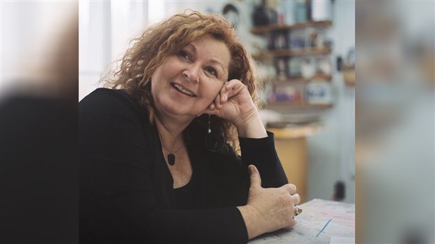 Lyse Marsan présente ses œuvres à des représentants de quatre pays