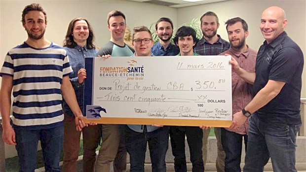 Des étudiants remettent 350 $ à la Fondation Santé Beauce-Etchemin