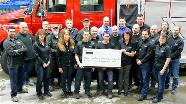 Des employés de Maxi Métal remettent 3 640$ à la Fondation santé Beauce-Etchemin