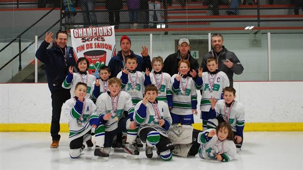 Les Lynx Novice B1 remportent une troisième bannière 