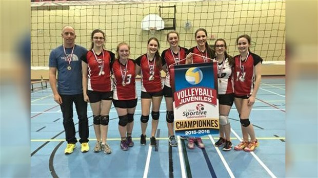 L'équipe juvénile A de la polyvalente St-Georges sacrée championne de la CSBE