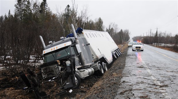 Sortie de route d'un semi-remorque sur la route 269 entre Saint-Honoré et Saint-Martin